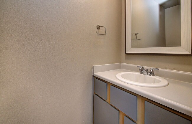 Building Photo - SALMON CREEK ~ WATERS EDGE CONDOS~ LARGE 2 Bd 2.5 Ba!