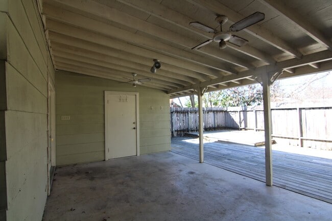Building Photo - Walk to the Comal River, Schlitterbahn, & Downtown NB /1/1 Duplex with Courtyard! Includes Fridge...