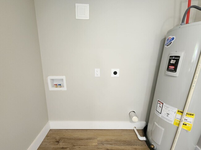 Building Photo - Spacious 2-Bedroom, 1-Bathroom Home AVAILA...