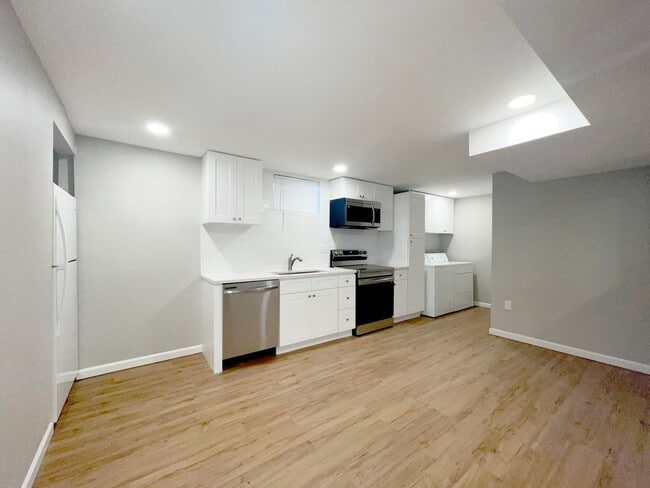Building Photo - Gorgeous remodeled 2 bedroom in Triplex!