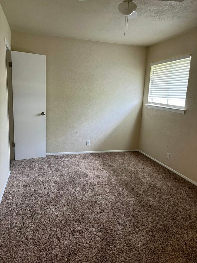 Building Photo - 817 Betsy Ross Dr