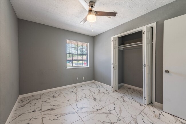 Building Photo - 2511 Meadow Ln