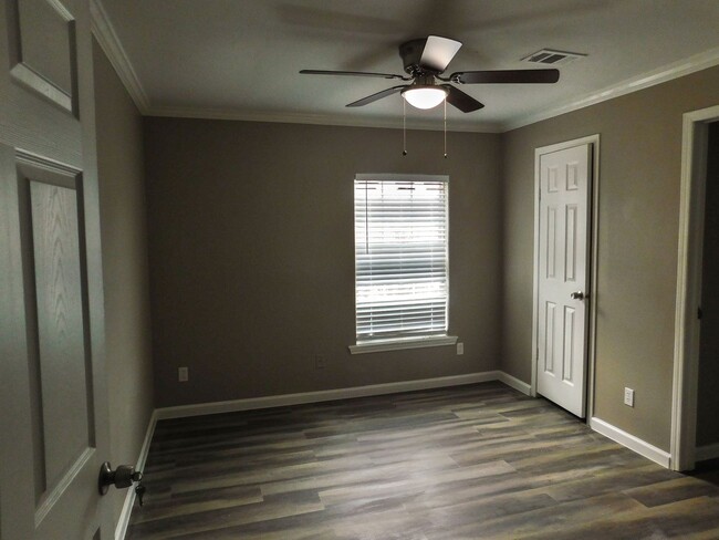 Building Photo - Room For Rent