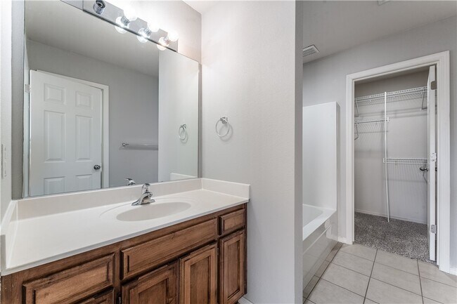 Building Photo - 3005 SW Deerfield Blvd