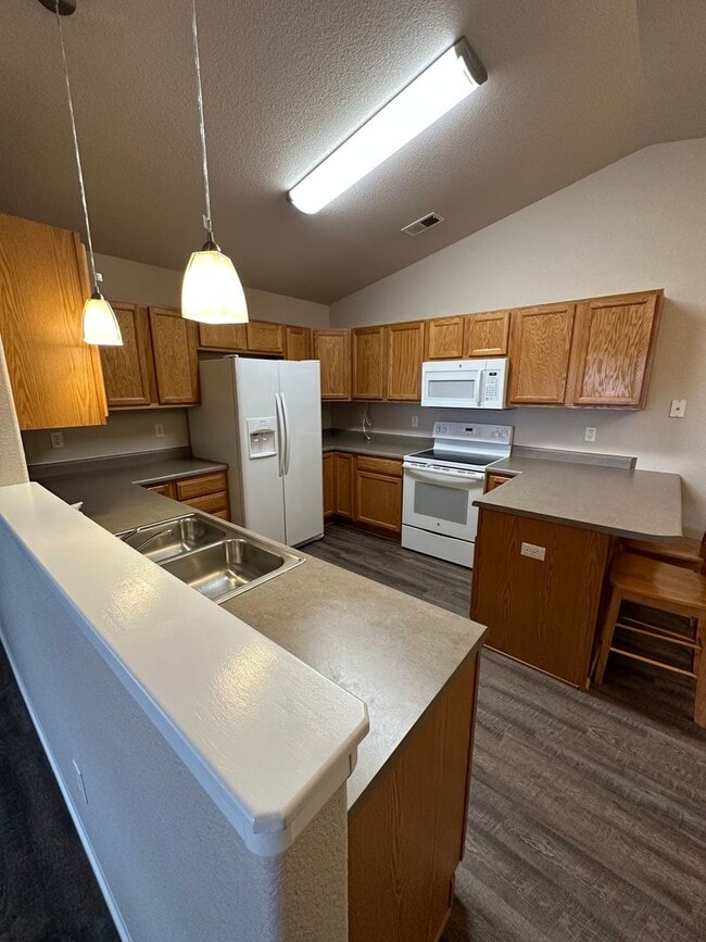 Building Photo - 2 BEDROOM, PLUS OFFICE SPACE, 2 BATHROOM, ...