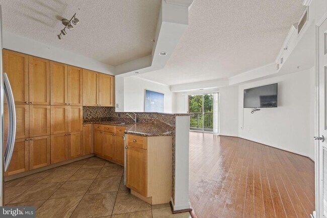 Building Photo - 3101 N Hampton Dr