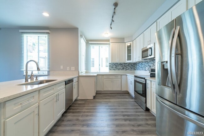 Building Photo - Spacious, Clean, Renovated 2BR/2BA/2Pkg in...