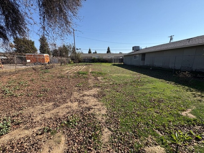 Building Photo - Cozy Home On Spacious Lot near Ballpark coming soon!