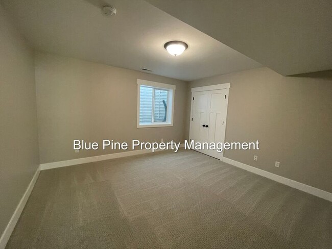 Building Photo - 1916 Bennington Dr