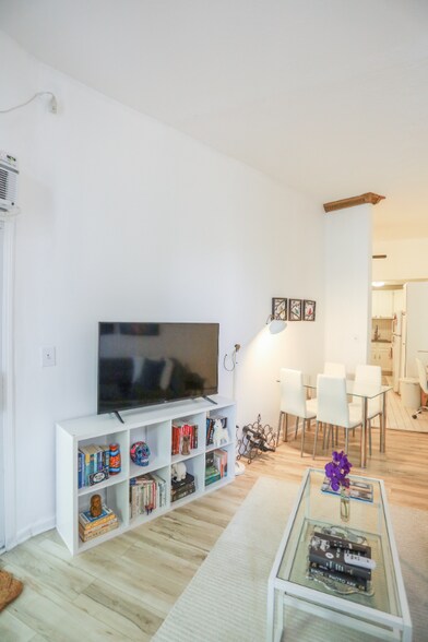 Building Photo - 1750 N Wells St