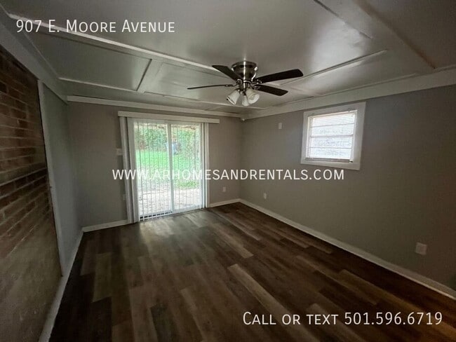 Building Photo - 907 E Moore Ave
