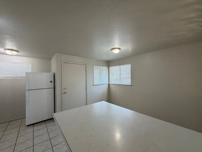 Building Photo - 1020 Taos Dr