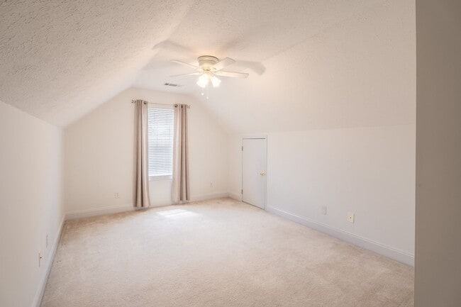 Building Photo - 256 Southbank Dr
