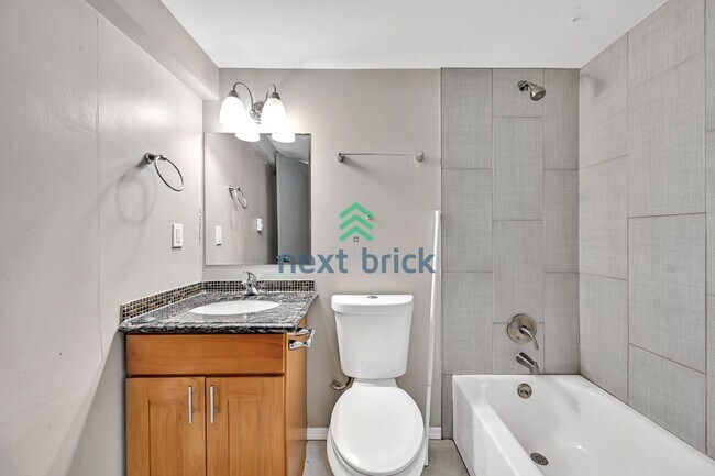 Building Photo - 4 BED & 2 BATH DUPLEX FOR RENT