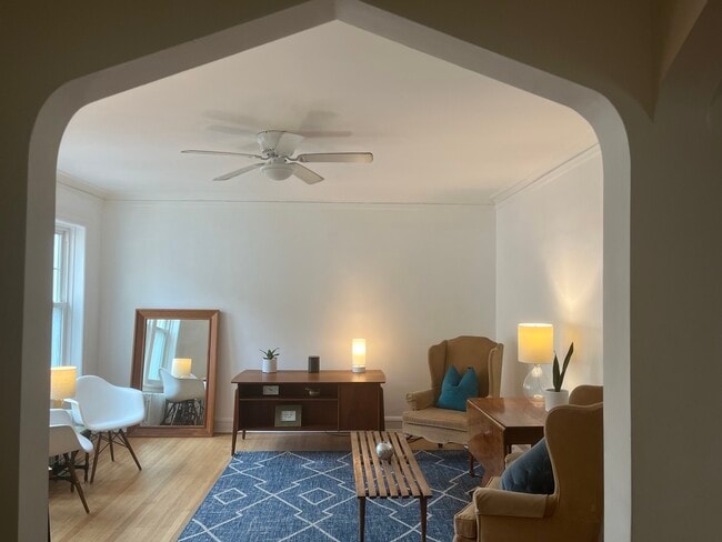 Building Photo - 1453 W Elmdale Ave