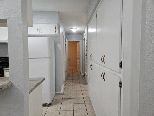 Building Photo - 2305 Cottonwood Dr