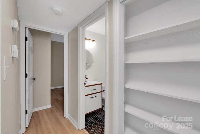 Building Photo - 224 N Poplar St