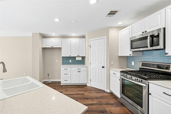 Building Photo - 1105 Hughmont Dr
