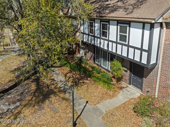 Building Photo - 8140 Sutton Pl N