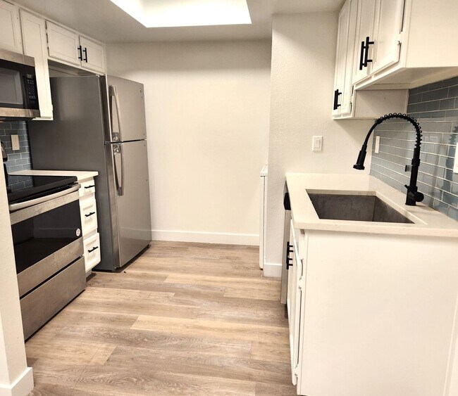 Building Photo - SPECTACULAR 1 BEDROOM 1 BATHROOM LOWER LEVEL FOR LEASE