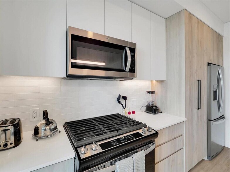 Building Photo - 817 N 6th St