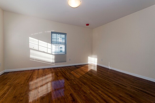 Building Photo - Nicely renovated, pet friendly 3 bed 3.5 bath unit for September!