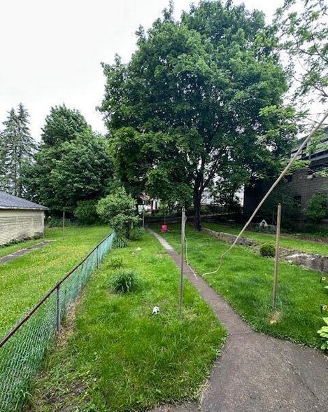 Building Photo - 454 Fern St