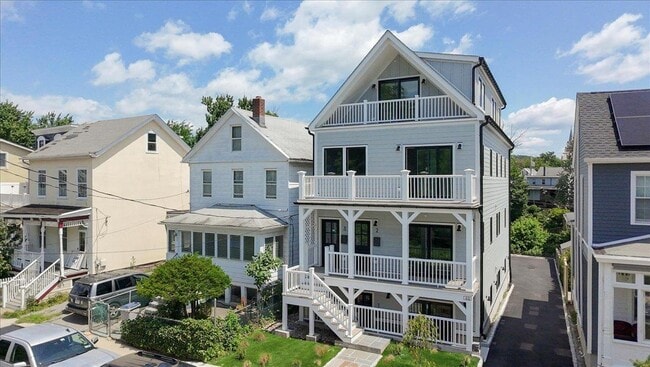Building Photo - 46 Hudson St