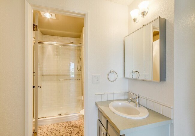 Building Photo - Queen Anne View Condo!!!