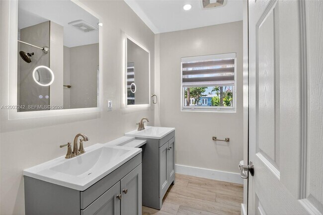 Building Photo - 6090 SW 63rd Ave