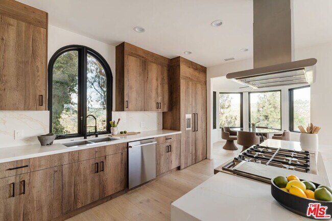 Building Photo - 1666 Summitridge Dr