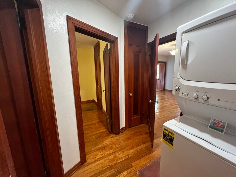 Vestibule with Linen Closet & Washer/Dryer - 3880 Walsh St