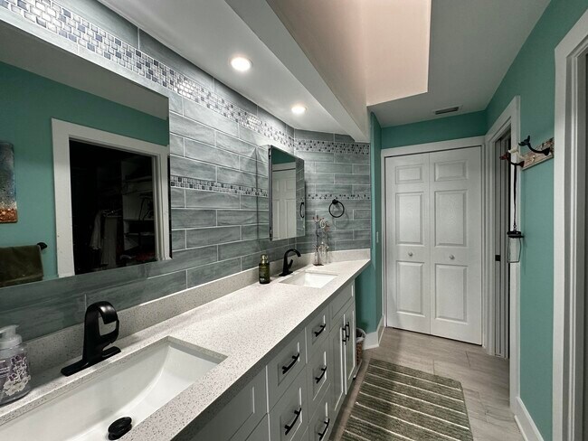 Building Photo - 6142 SE Landing Way