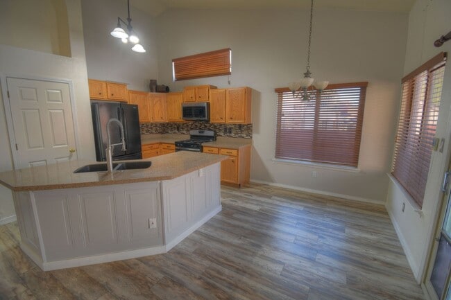 Building Photo - Great NW Three Bedroom , Two Bathroom, 2 C...