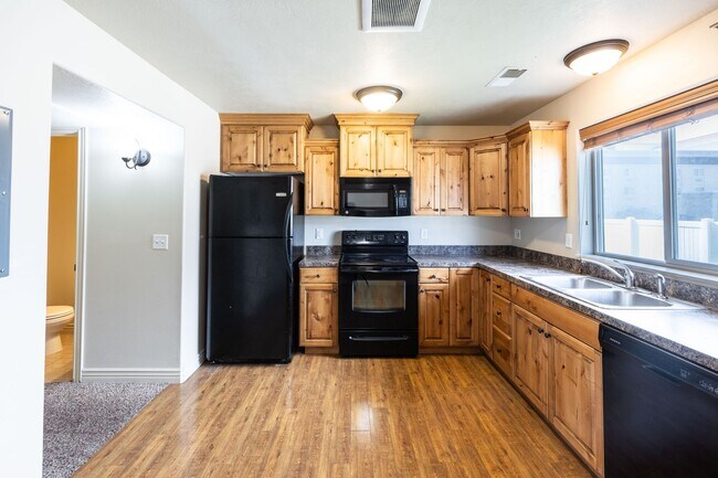Building Photo - 2 BED 1 BATH TOWNHOME WITH COVERED PARKING IN AMMON - CITY UTILITIES INCLUDED