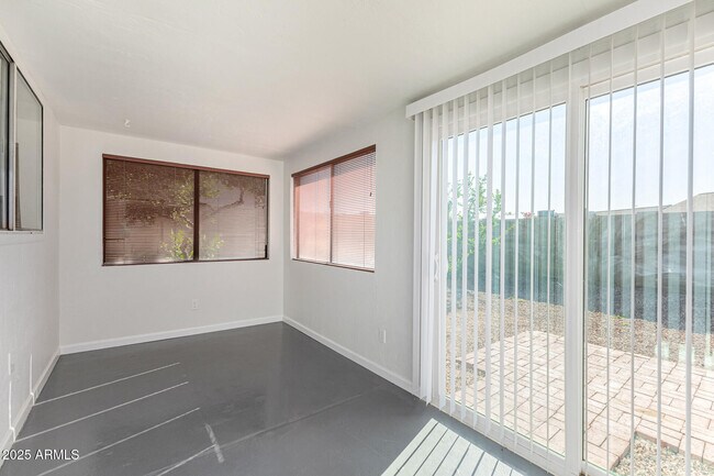 Building Photo - 1813 E Grandview Rd