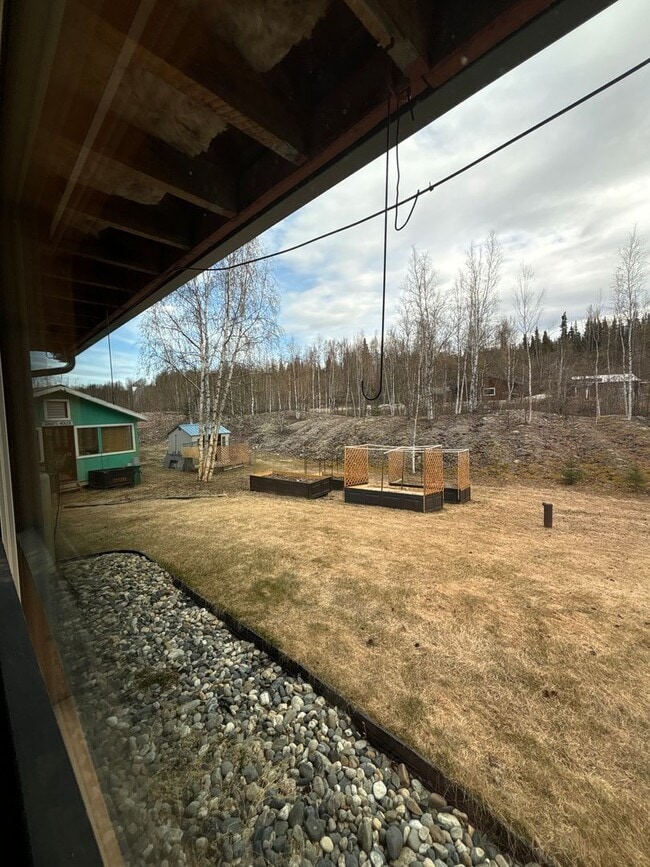 Building Photo - Huge green house / large garage / Pet frie...