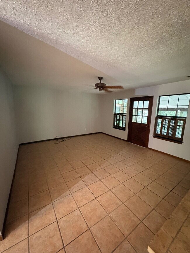 Building Photo - Charming 3-Bed, 2-Bath Home with 1623 sq. ft. of Comfort in the North Side of Tallahassee!