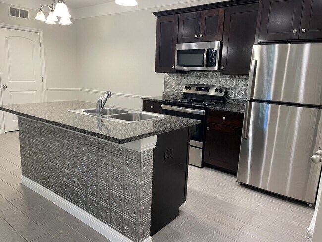 Building Photo - Shelby Township-2 Bedrooms, 2-Baths, Attac...