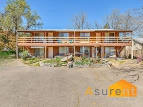 Building Photo - MOVE IN SPECIAL: $500 OFF on First Full Months Rent! Charming 4-Plex 2 Bedroom 1 Bathroom Unit Av...