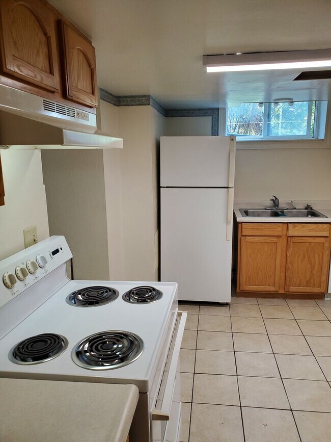Building Photo - Hey Students.  3 bedroom Mid town off Stephens