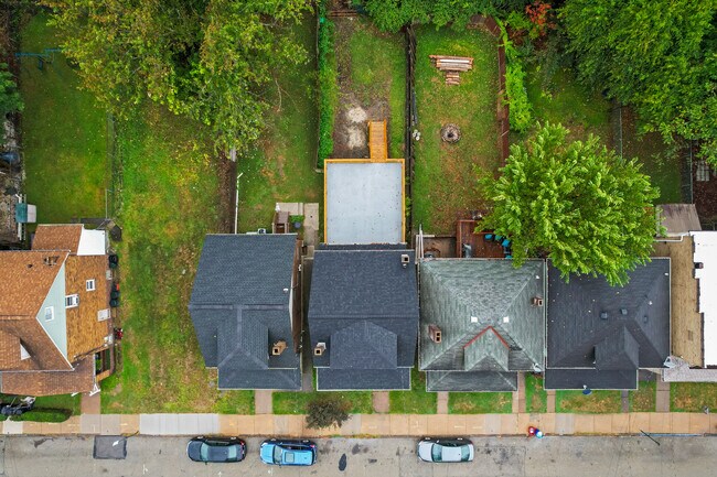 Building Photo - 2242 Manor Ave