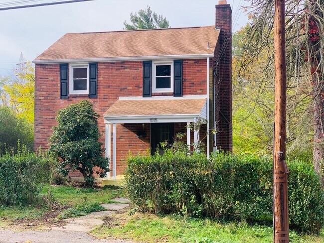 Building Photo - 1015 Willow Dr