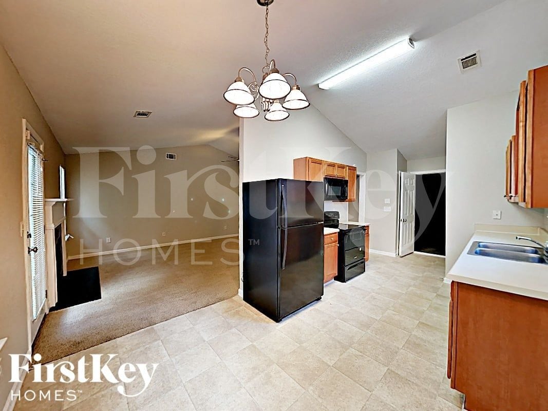 Building Photo - 355 Lakeside Point