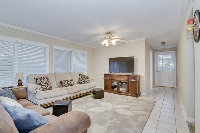 Building Photo - 2415 Apricot Ln