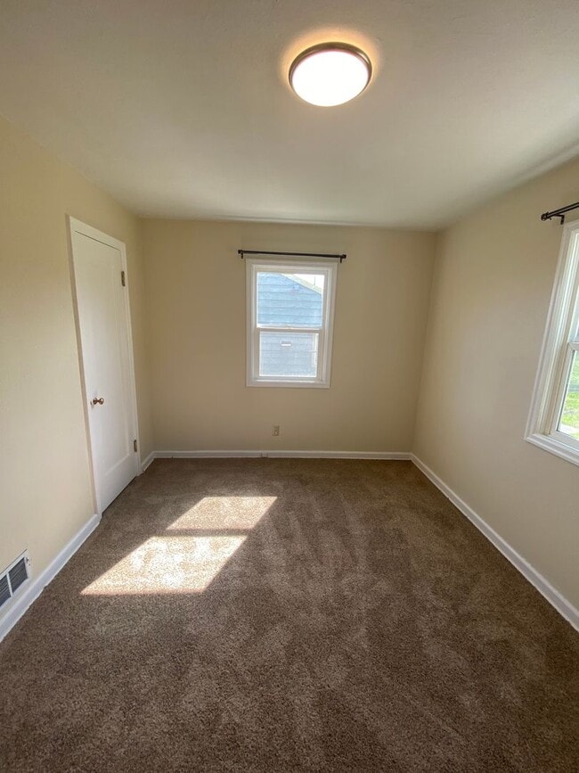 Building Photo - Charming 2 Bedroom 1 bath House! Large Bac...