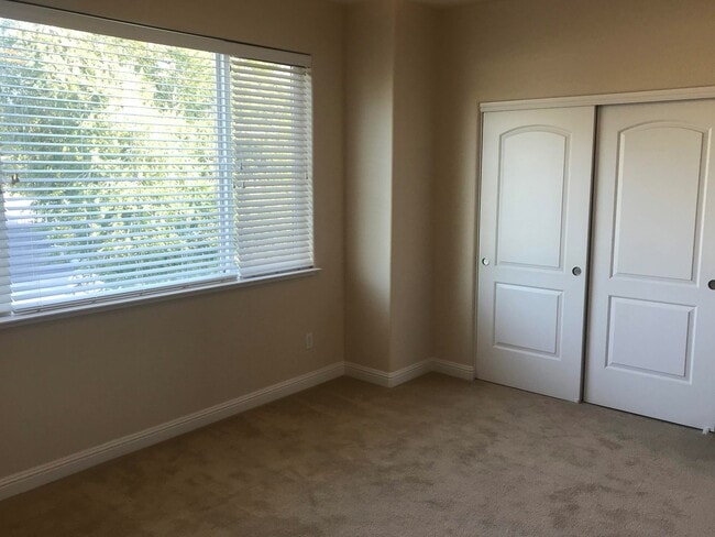 Building Photo - Cute Town-home in Truckee River Town-homes Subdivision