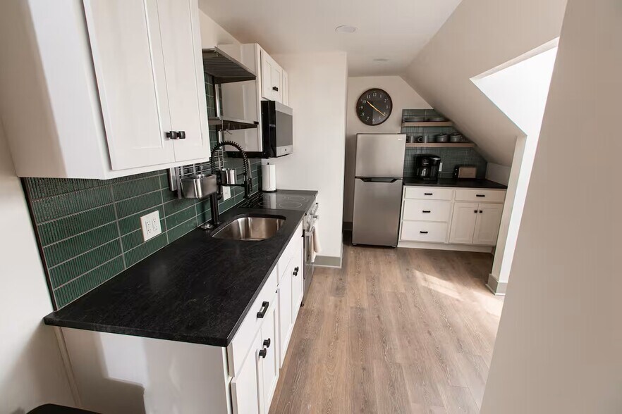 Brand new, fully equipped kitchen - 18115 Nottingham Rd