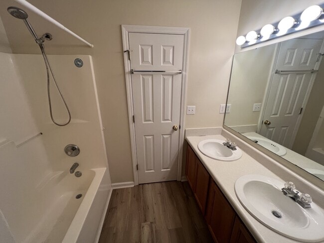 Building Photo - 204 Hawkridge Pl