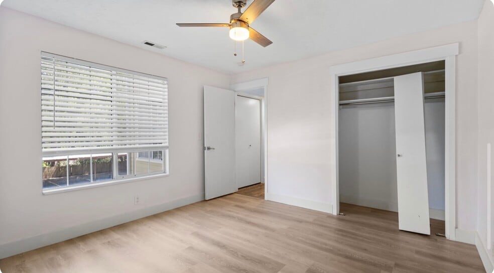 Building Photo - 1206 E Waterside Cv